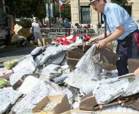 Genţi contrafăcute pentru bărbaţi, confiscate în Portul Constanţa